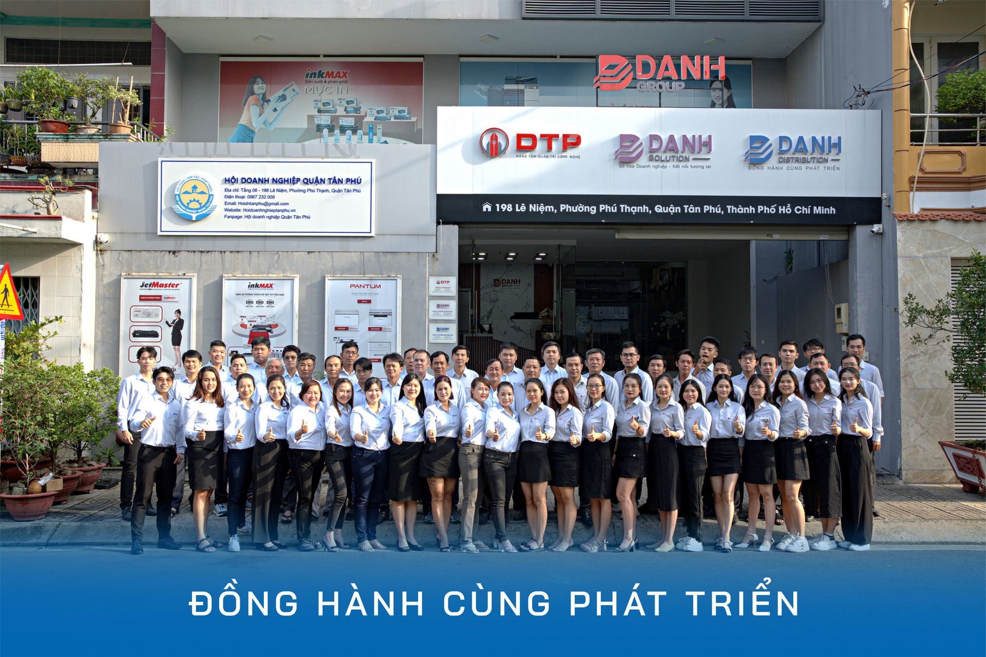 Tập thể DANH Distribution luôn đoàn kêt với slogan: "Đồng hành cùng phát triển"