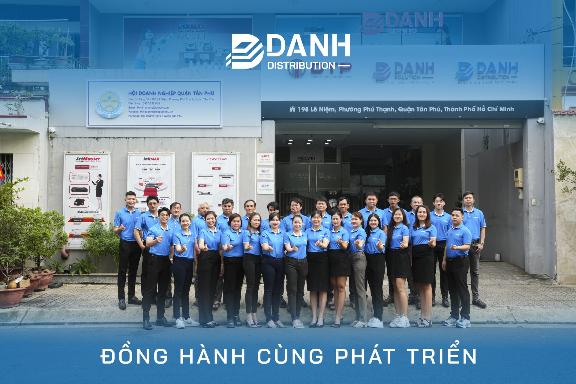 Tập thể Danh Distribution cùng đứng trước trụ sở 198 Lê Niệm