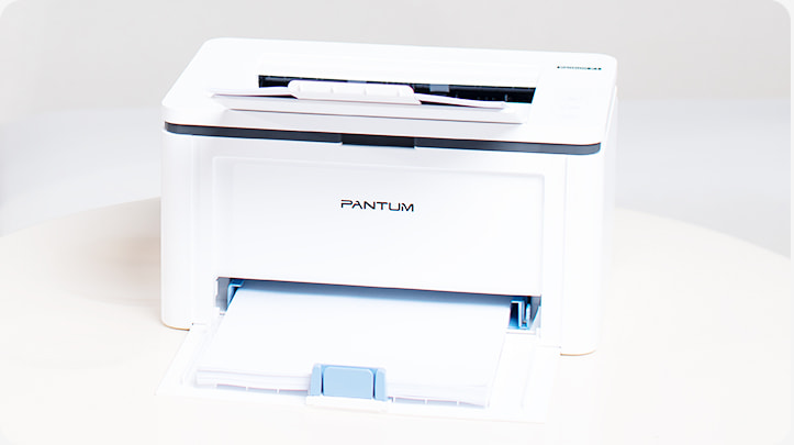 Máy in Pantum BP2310W với thiết kế nhỏ gọn, đang in tài liệu, có khay giấy phía dưới